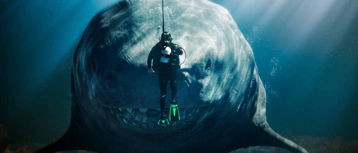  A diver face to face with a shark in Meg 2: The Trench 