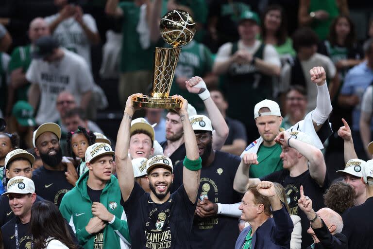 Jayson Tatum, una de las figuras de Boston Celtics, levantó el trofeo Larry O'Brien en el TD Garden