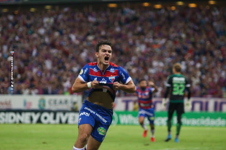 Valentín Depietri festeja un gol para Fortaleza