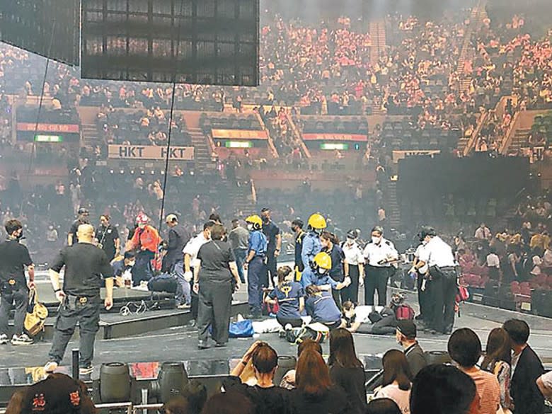 救援人員到舞台上為傷者急救。