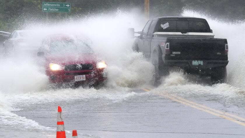 Vehículos avanzan a través de agua del río Lamoille