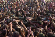 <p>Im griechischen Thessaloniki findet die siebte Ausgabe des „Day Of Colours“ statt. Das Festival, bei dem die Menge in Wolken aus Farbpulver badet, lehnt sich an das indische Holi-Fest an. (Bild: Reuters/Alexandros Avramidis) </p>