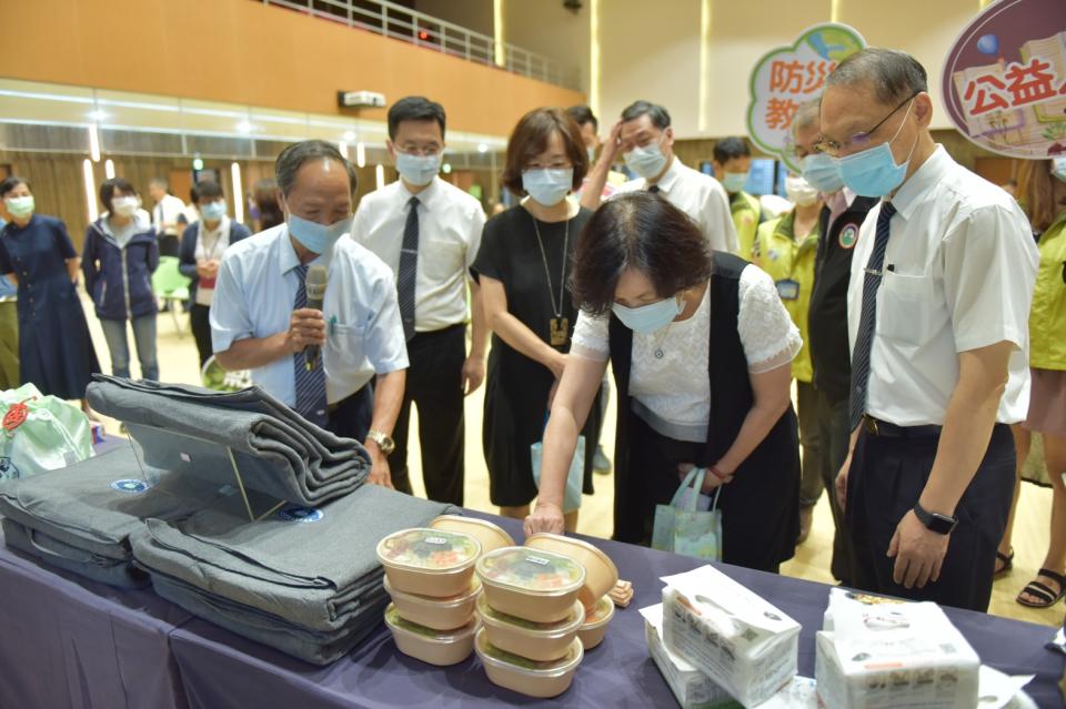 屏東縣副縣長吳麗雪特別參觀簽約現場的慈悲科技救災物資。