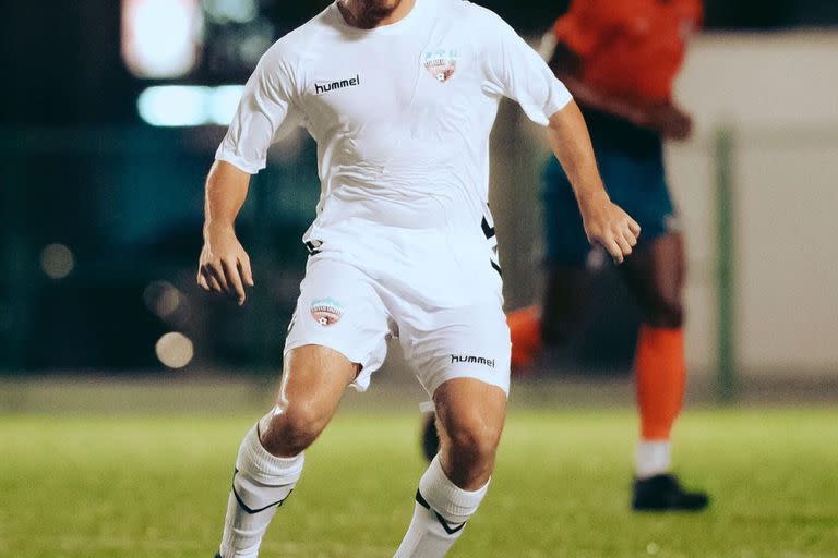 Bautista Domínguez con la pelota en sus pies en el Miami United