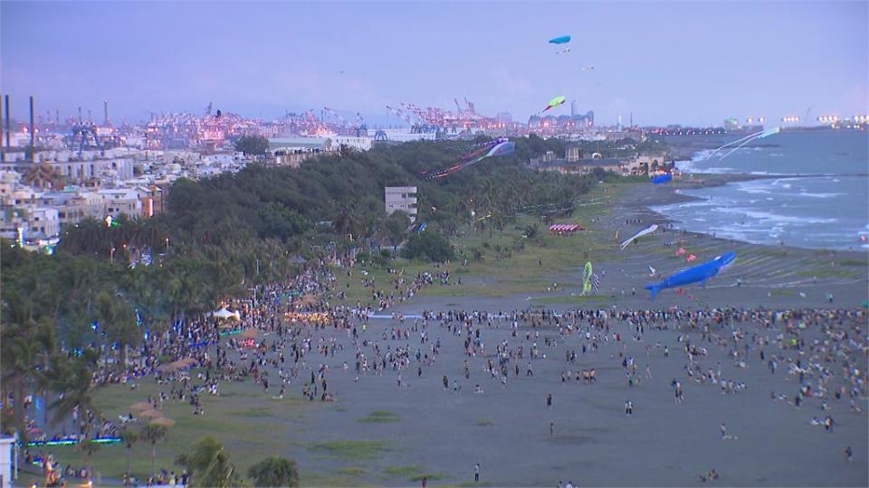 旗津風箏節飛「熊」在天民眾搶拍　這天加碼夜光風箏越夜越迷人