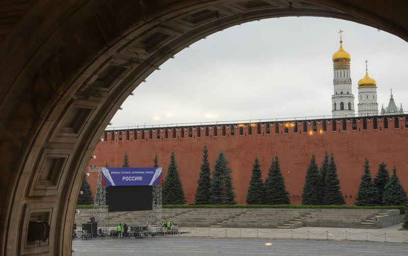 Pancarta con el texto "Donetsk, Luhansk, Zaporiyia, Jersón - ¡Rusia!" cerca del muro del Kremlin en la Plaza Roja, en Moscú