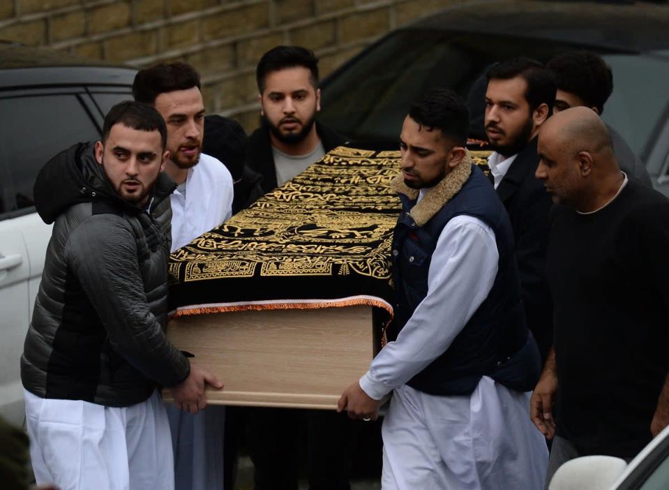 El ataúd de Yassar Yaqub es llevado hacia Masjid Bilal en Huddersfield (Anna Gowthorpe/PA) (Archivo PA)