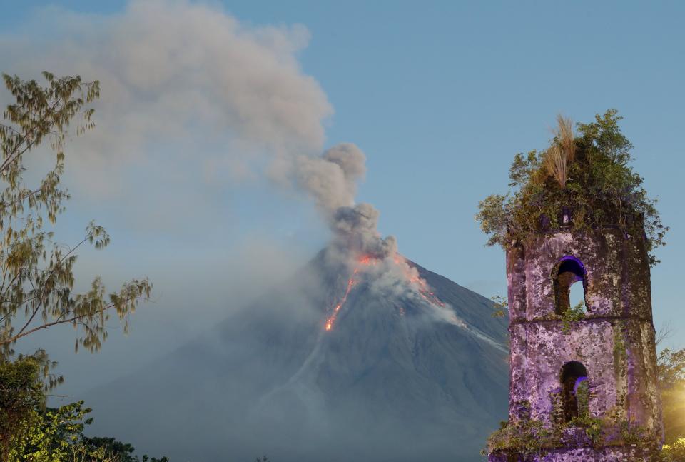 <p>FRM15. DARAGA (FILIPINAS), 23/01/2018. Vista del volcán Mayon mientras entra en erupción hoy, martes 23 de enero de 2018, desde la ciudad de Daraga, provincia de Albay (Filipinas). El Instituto Filipino de Vulcanología y Sismología (PHIVOLCS) elevó el 22 de enero el nivel de alerta para el volcán Mayon en medio de temores de una erupción mayor en las próximas horas o días. “Más de 26,000 personas han sido evacuadas a refugios en el área. La zona de peligro se extiende a un radio de 8 kilómetros desde el respiradero de la cumbre. Se recomienda encarecidamente al público que esté atento y desista de ingresar a esta zona de peligro”, agregó el PHIVOLCS. EFE/FRANCIS R. MALASIG </p>