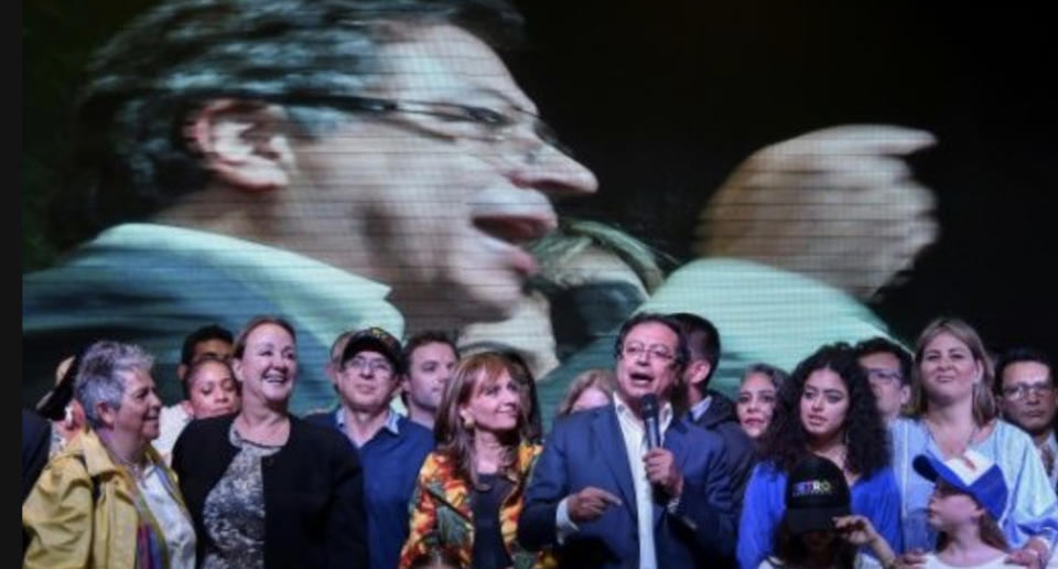 El ex guerrillero y ex alcalde Gustavo Petro reconoce la derrota en las elecciones presidenciales de Colombia, ganadas por el derechista Iván Duque, el 17 de junio de 2018 en Bogotá¡ (AFP | Luis ROBAYO)