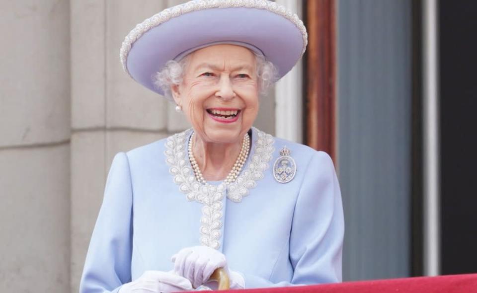 A rainha Elizabeth 2º, da Grã-Bretanha, na varanda do Palácio de Buckingham enquanto as tropas marcham durante o desfile de aniversário dela, o Trooping the Colour