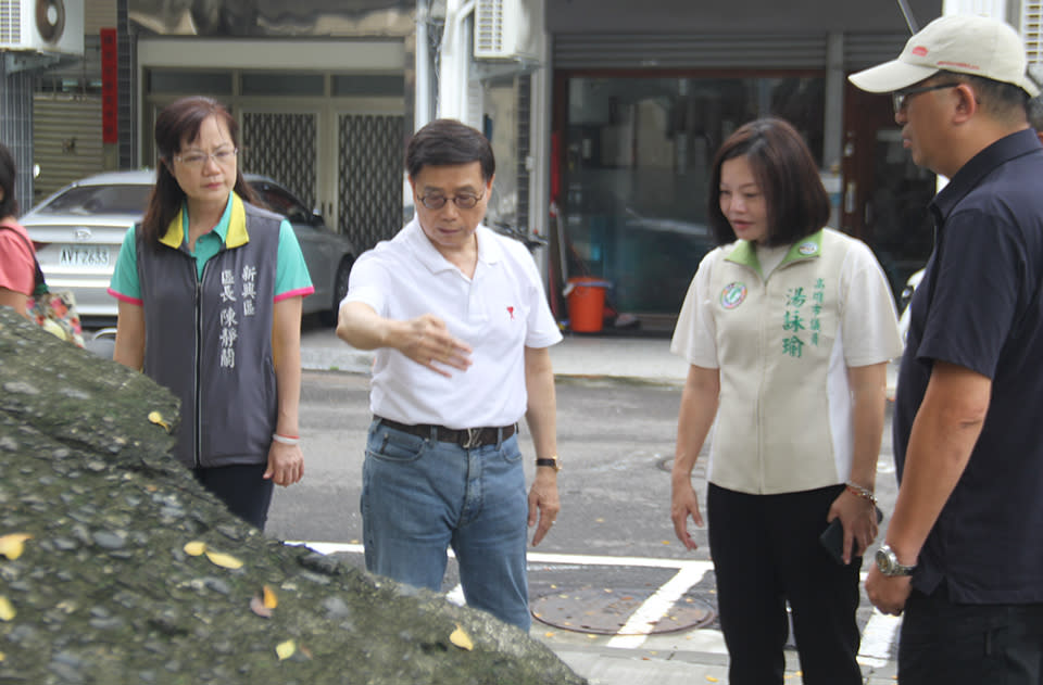 高雄市建華里里長吳文欽爭取加強綠美化兒童公園。（記者許正雄攝）