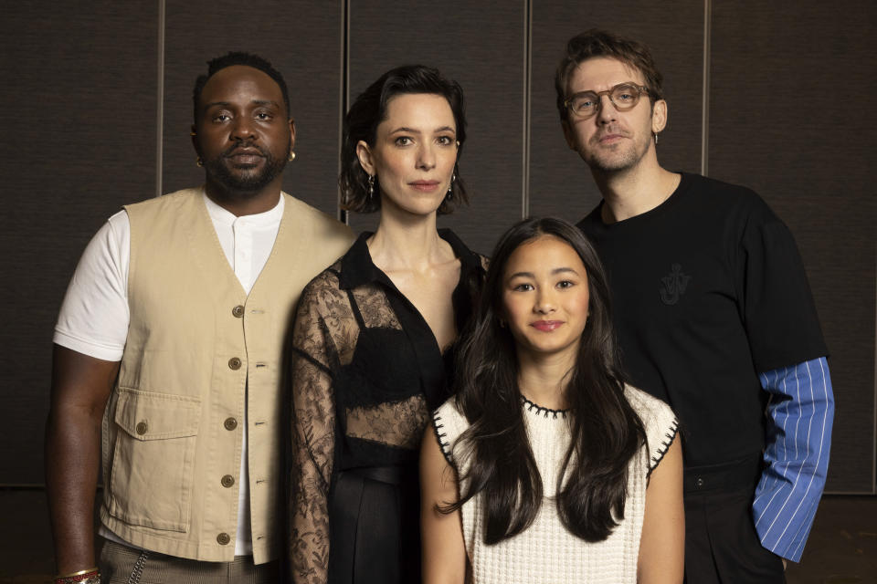 Brian Tyree Henry, de izquierda a derecha, Rebecca Hall, Kaylee Hottle, y Dan Stevens posan para un retrato para promover "Godzilla x Kong: The New Empire" el lunes 18 de marzo de 2024, en Nueva York. (Foto Matt Licari/Invision/AP)