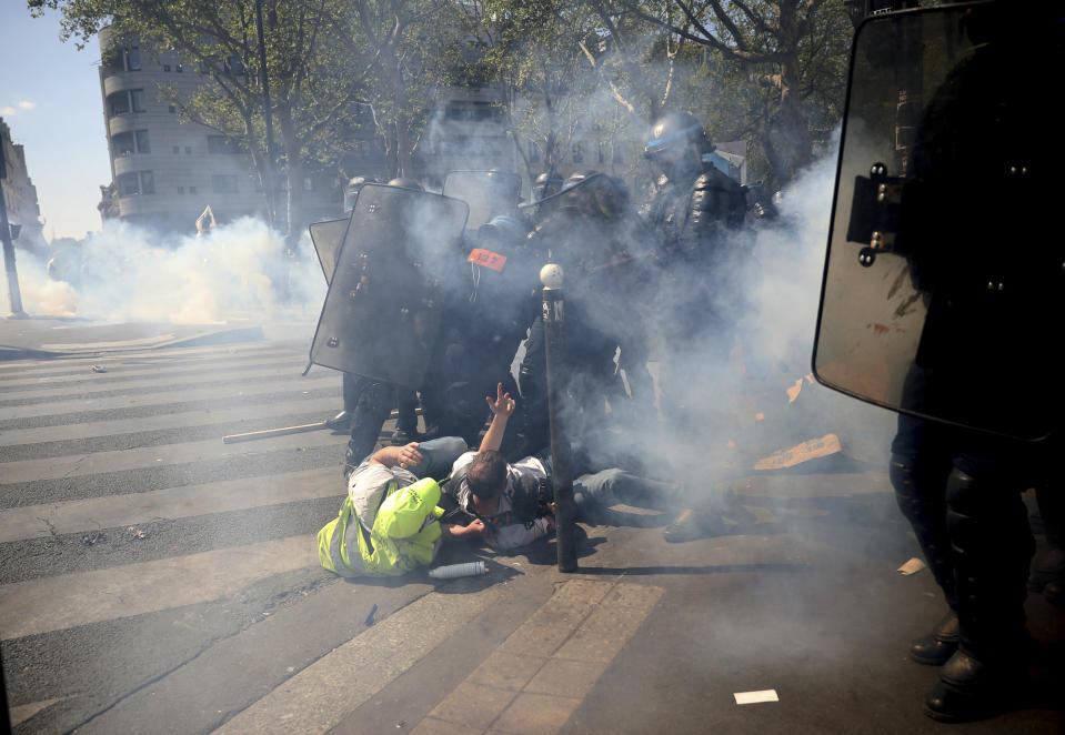 La policía avanza hacia manifestantes durante una protesta de los chalecos amarillos en París, el sábado 20 de abril de 2019. (AP Foto/Francisco Seco)