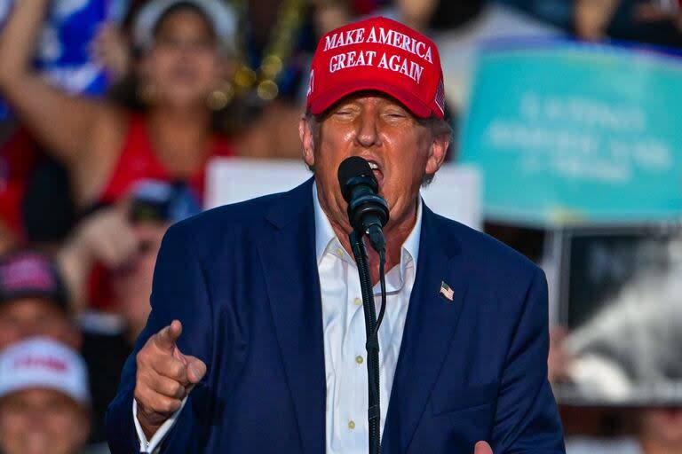 Trump durante su discurso en Doral, Miami con una gorra de 