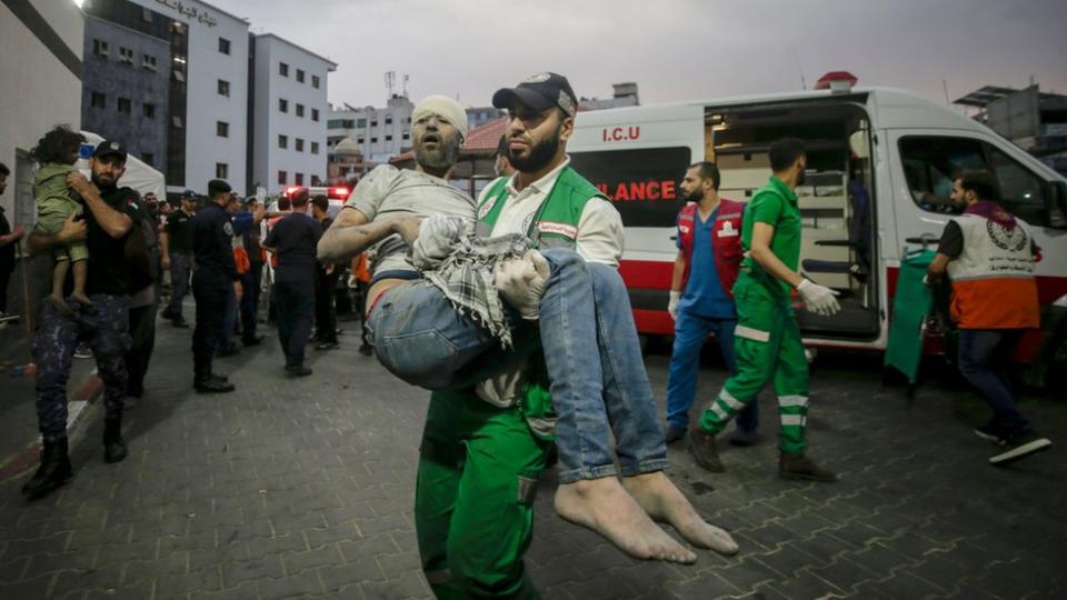 加沙城某醫院救護員抱起一位受傷男子奔往急診室（9/10/2023）