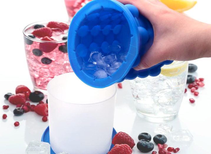 Silikoneimer zusammenpressen und schon rieselt es Eiswürfel: Kein Wunder, dass auf TikTok die Ice Cube Maker aus Silikon ein Hit sind! (Bild: Amazon)