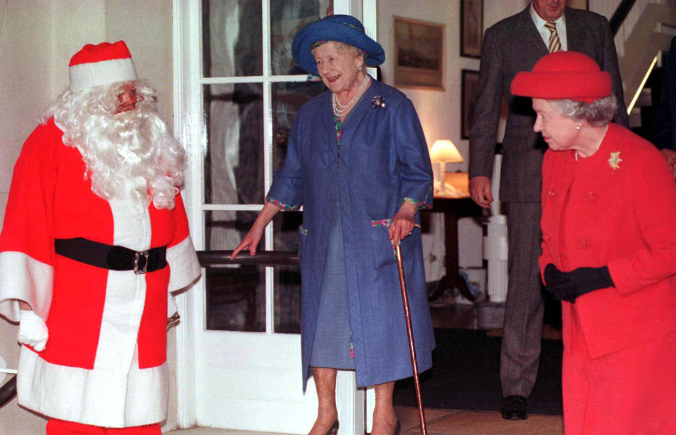 <p>Zusammen mit dem Weihnachtsmann verteilten Queen Elizabeth und Queen Mum nach dem traditionellen Weihnachtsrennen auf der Ascot-Rennbahn gerne einmal Süßigkeiten an Kinder. (Bild: David Hartley/REX/Shutterstock) </p>