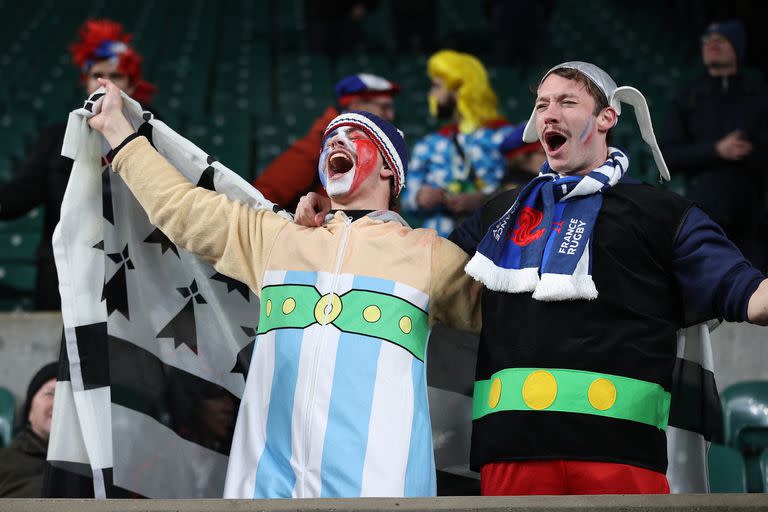 Dos hinchas caracterizados como los personajes galos de historietas Obélix y Astérix festejan en Twickenham: el equipo francés fue irreductible en Londres y aplastó a Inglaterra con un histórico 53-10 en el Seis Naciones.