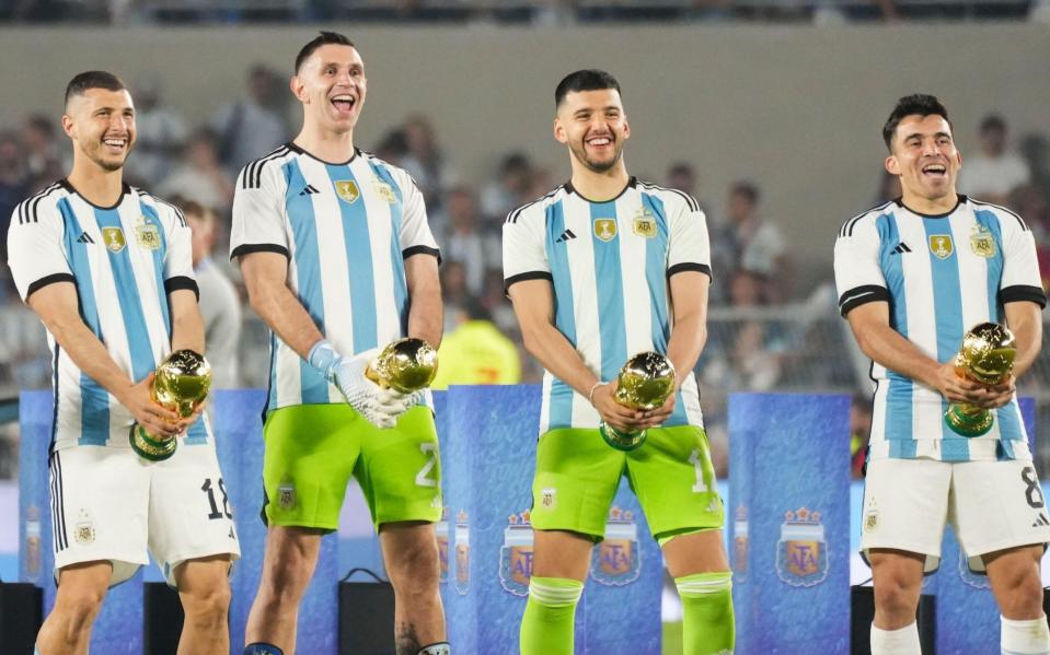 Emiliano Martinez recreates crude gesture amid emotional World Cup homecoming for Argentina - Alamy Live News/Julieta Ferrario