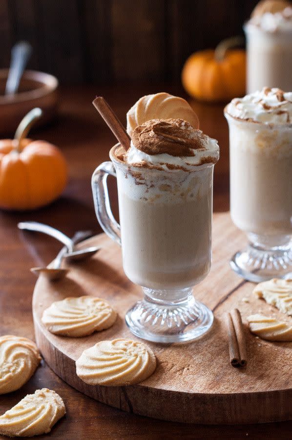 Tout le monde a déjà testé la boisson à la citrouille et aux épices, mais vous ne trouverez pas meilleur que ce chocolat blanc chaud infusé à la citrouille. 