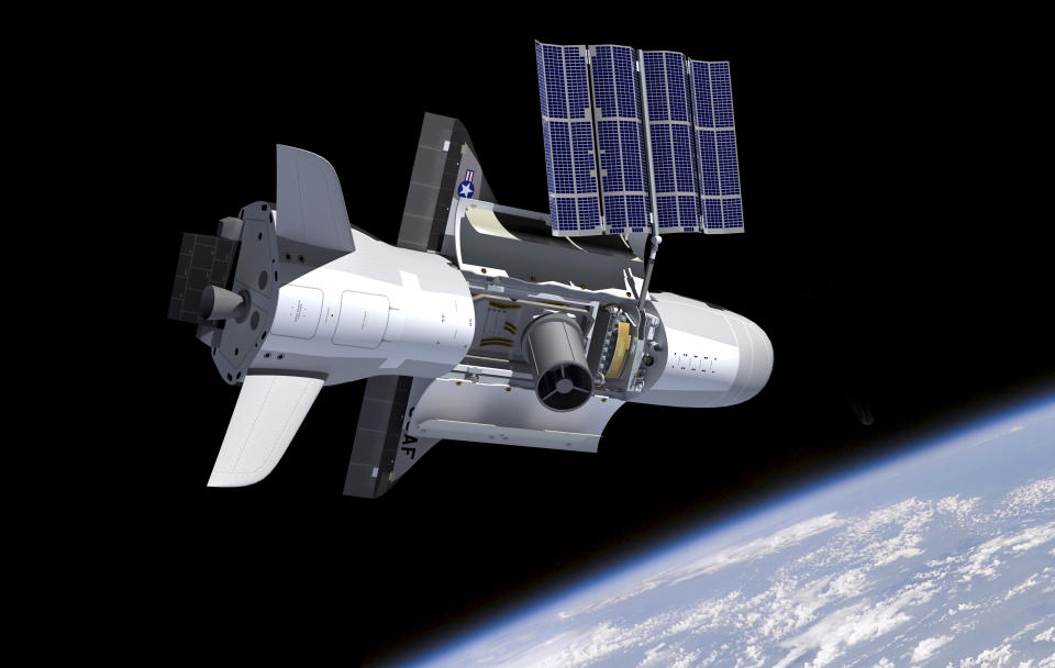 Concepción artística de la nave no tripulada X-37B spacecraft en órbita, mostrando su carga útil y paneles solares