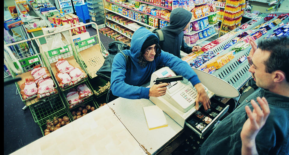 El propietario de una tienda en un barrio de Nápoles murió en el hospital tras sufrir un infarto mientras era víctima de un atraco / Getty Images