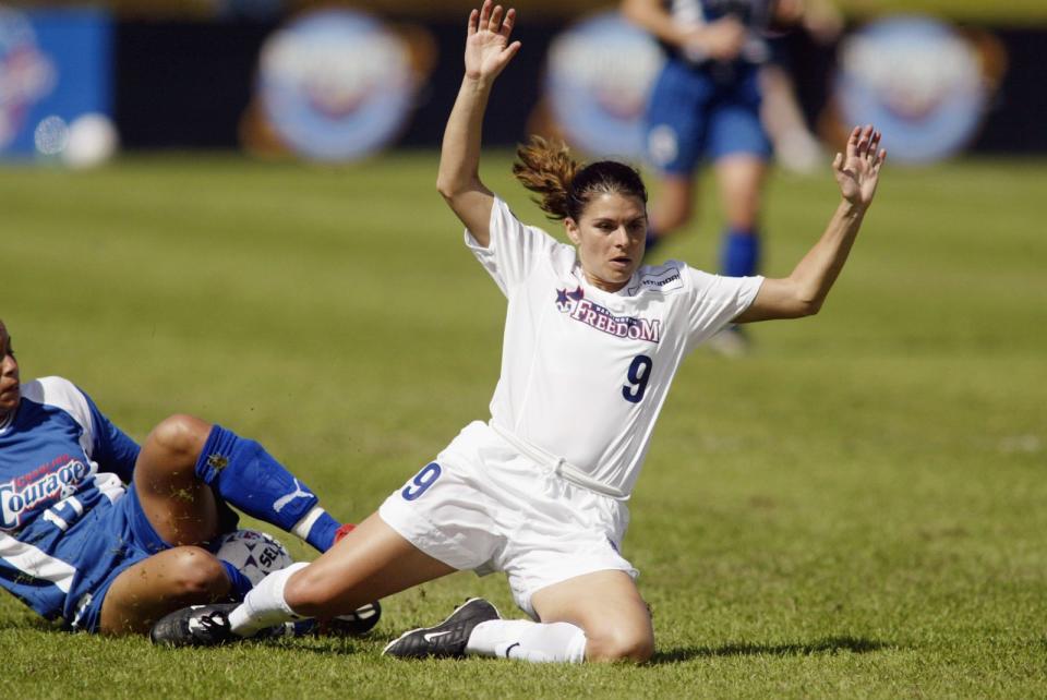 In den 90er- und frühen 2000er-Jahren avancierte Mia Hamm zur Pioniersfigur im Frauenfußball und ist für viele Fans auch heute noch eines der Gesichter des Frauenfußballs. Mit 15 Jahren debütierte sie im US-Dress, es folgten 275 weitere Einsätze und unter anderem zwei WM-Titel. Hamms 158 Tore im Nationaldress wurden erst 2013 übertroffen, ... (Bild: Getty Images / Grant Halverson)