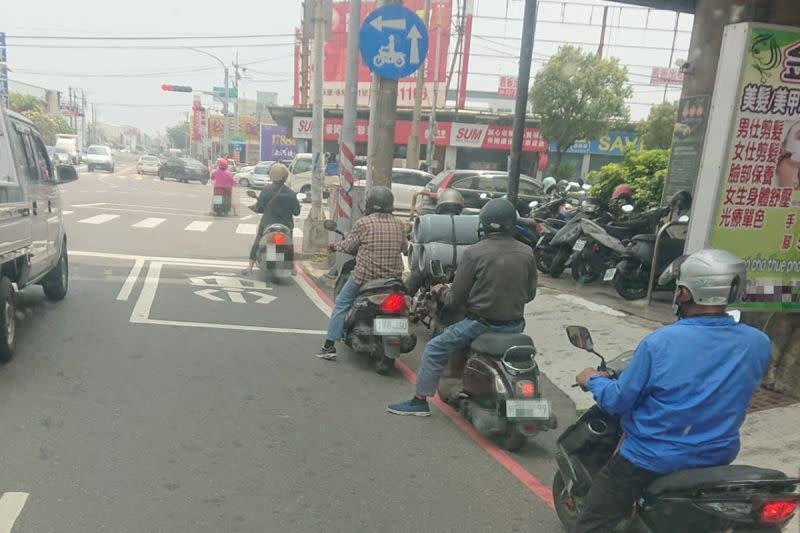 ▲一名網友在馬路口看見機車騎士全靠右排隊，好奇詢問原因。（圖／翻攝自《爆廢公社》）