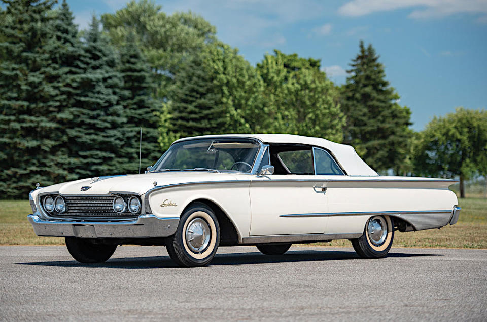 <p>La Galaxie a commencé par être la voiture la plus chère de la gamme Ford 1959, et est devenue indépendante dans l'année modèle suivante. Les Galaxie de première génération étaient disponibles avec plusieurs moteurs, le plus spectaculaire étant le V8 FE de <strong>7,0 litres, </strong>et malgré leur absence sur le marché britannique, elles sont devenues populaires et ont connu un grand succès dans les courses de berlines britanniques.</p><p>Le nom Galaxie a été utilisé pour des Ford de taille intimidante pendant une quinzaine d'années avant d'être progressivement abandonné après l'année-modèle 1974.</p>