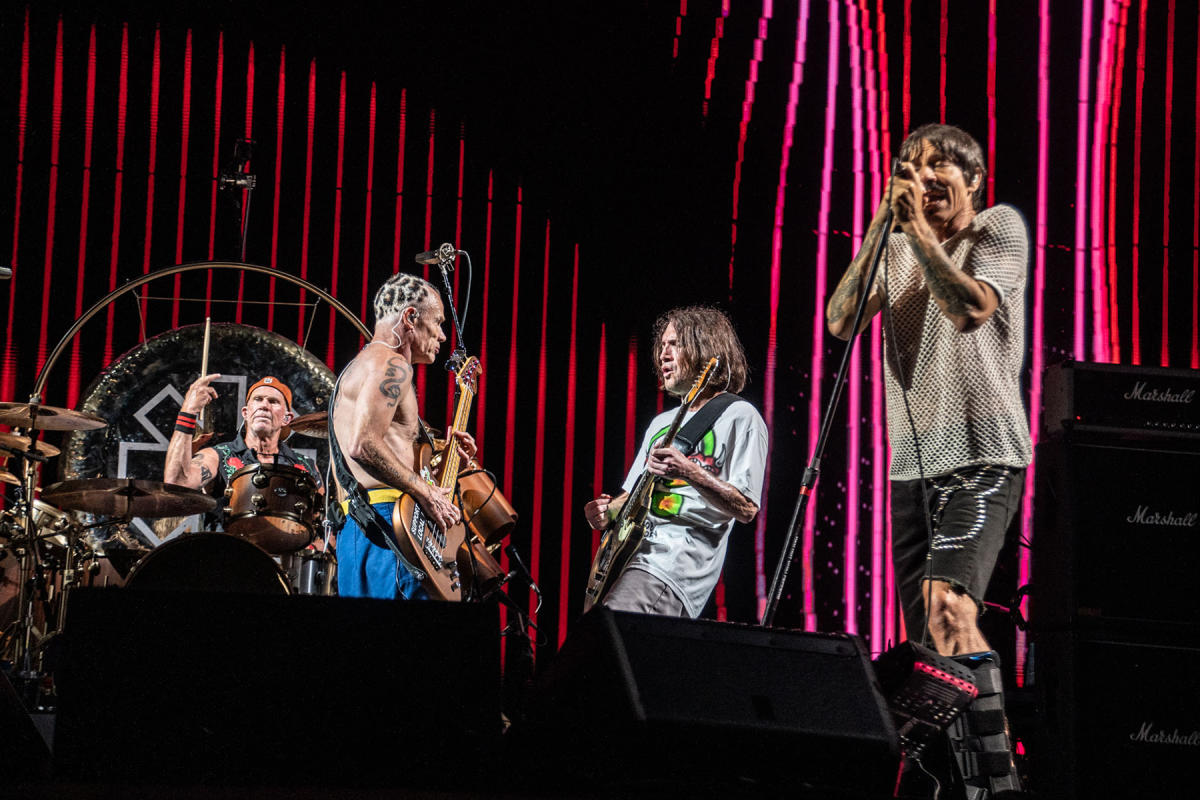 Fans dance in the rain at Lollapalooza on Day Three – The Columbia