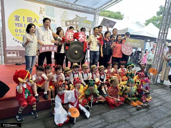 年度首場「宜!蘭人市集」在宜蘭市化龍一村舉辦，縣長林姿妙敲響林午銅鑼為市集熱鬧開場與祈福。（圖：宜蘭縣政府提供）