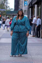 <p>Rochelle Johnson trägt einen blau-weiß gestreiften Pyjama mit silbernen Plateau-Absätzen. (Foto: Harald Austad) </p>