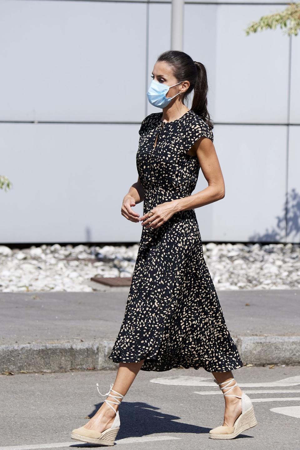 <p>Con su uniforme de verano: Coleta alta, vestido largo y alpargatas. ¡Nunca falla! </p>