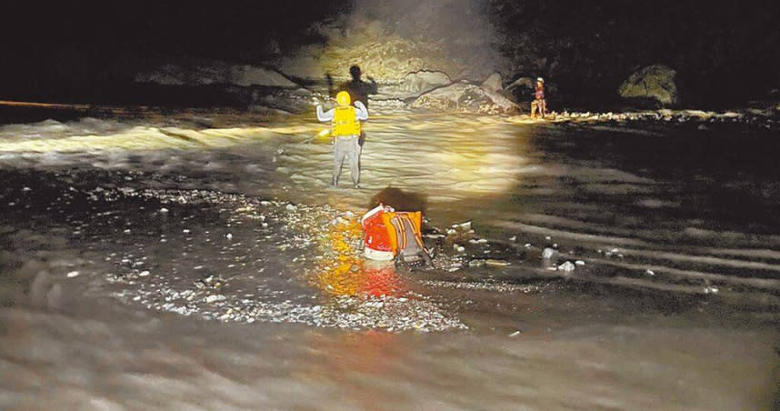 有6人自組團隊到玉山國家公園瓦拉米步道山風瀑布從事溪降活動，途中因溪水暴漲受困，6人被救出後，遭玉山國家公園管理處依違反《國家公園法》規定，處1500元至3000元罰鍰。（圖／花蓮縣消防局提供／羅亦晽花蓮傳真）