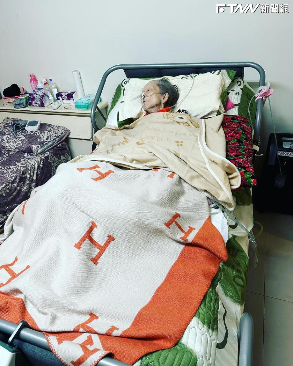 范瑋琪上個月初才PO出媽媽躺在病床上的照片。（圖／翻攝自臉書）