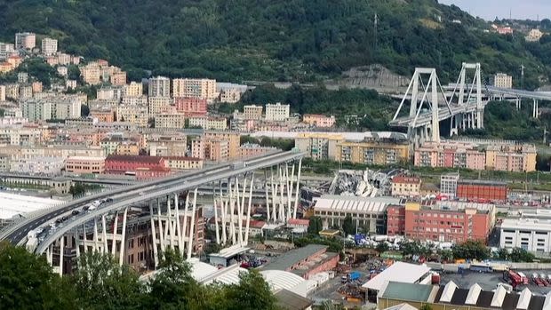 Effondrement du viaduc autoroutier Morandi à Gênes, en Italie, le 14 août 2018.