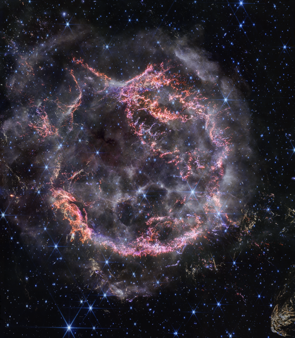 Das James-Webb-Teleskop hat ein neues Bild des Supernova-Überrests Cassiopeia A aufgenommen. Das Bild wurde im nahen Infrarot aufgenommen und so bearbeitet, dass das unsichtbare Licht in sichtbaren Farben erscheint. - Copyright: NASA, ESA, CSA, STScI, Danny Milisavljevic (Purdue University), Ilse De Looze (UGent), Tea Temim (Princeton University)