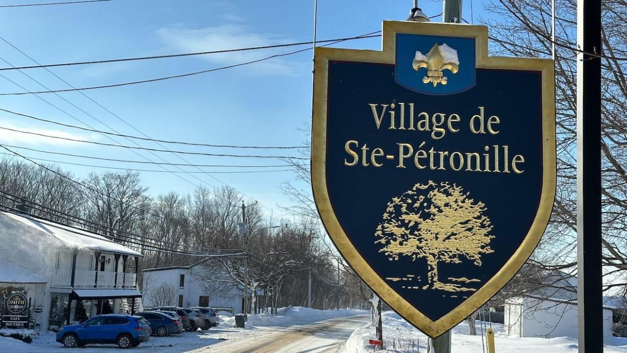 Sainte-Pétronille, Que., did not commit a 'reprehensible act' by sending legal notices to citizens, according to a commission report. (Sébastien Vachon/Radio-Canada - image credit)