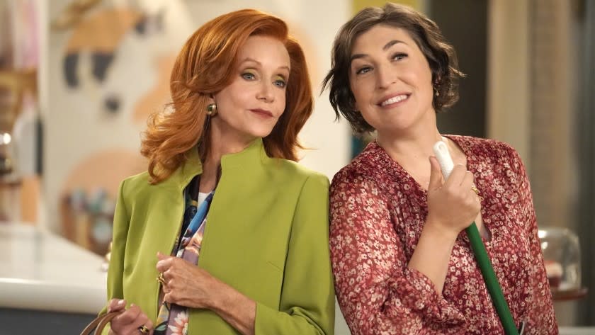 Call Me Kat -- Fox TV Series, CALL ME KAT: L-R: Swoosie Kurtz and Mayim Bialik in the "Double Date" time period premiere episode of CALL ME KAT airing Thursday, Jan. 7 (9:00-9:30 PM ET/PT) on FOX. ©2020 FOX MEDIA LLC. Cr. Cr: Lisa Rose/FOX. Swoosie Kurtz, left, and Mayim Bialik in "Call Me Kat" on Fox.