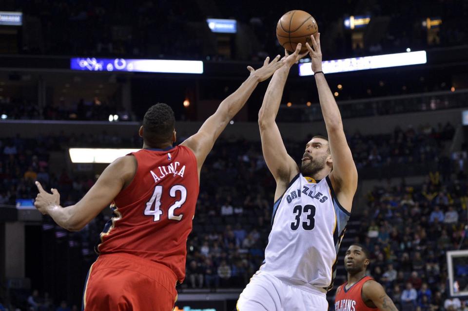 El jugador español de los Grizzlies de Memphis Marc Gasol (33) lanza a canasta ante el jugador de los Pelicans de Nueva Orleans Alexis Ajinca (42) en la segunda mitad de su juego de NBA el miércoles 15 de febrero de 2017, en Memphis, Tennessee. (AP Foto/Brandon Dill)