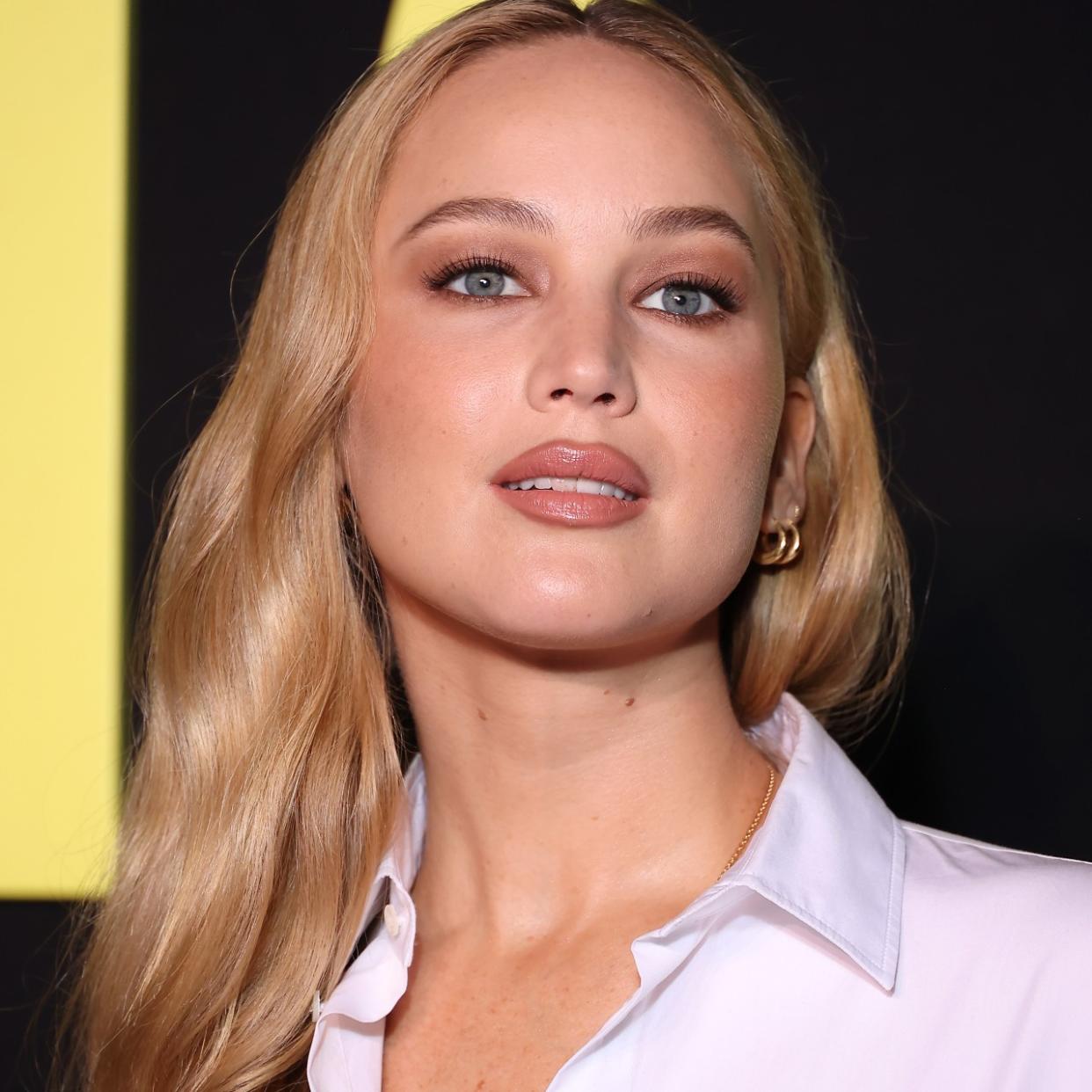  Jennifer Lawrence at an event. 