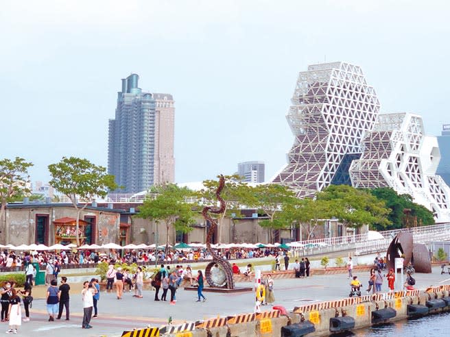 10月國慶連假期間，高雄駁二景點吸引大批旅客。高市觀光局11月起搶攻企業員旅市場，祭出超殺優惠。（柯宗緯攝）