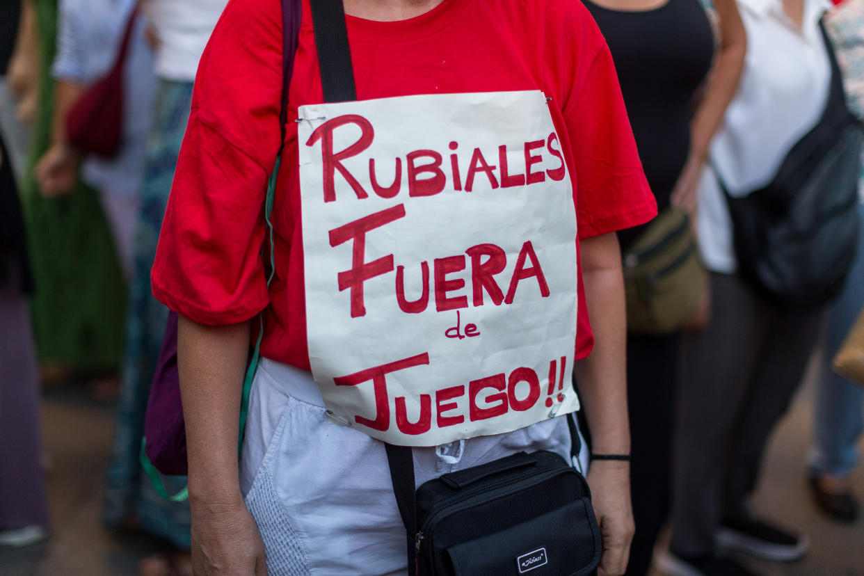 En España hubo mvilizaciones para pedir la salida de Luis Rubiales de la Real Federación Española de Futbol. (Photo by Luis Soto/SOPA Images/LightRocket via Getty Images)