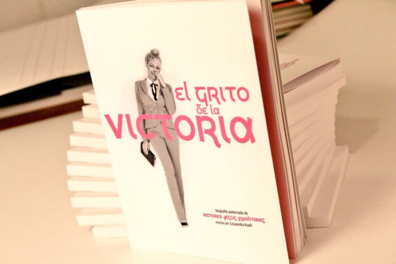 ‘El grito de la Victoria’. La autobiografía de la querida Vicky cuesta nada más y nada menos que unos 650 pesos argentinos. Claro, a esto hay que sumarle los 250 del costo de envío, ya que el libro solo se consigue por internet. ¿En total? 900 pesos.