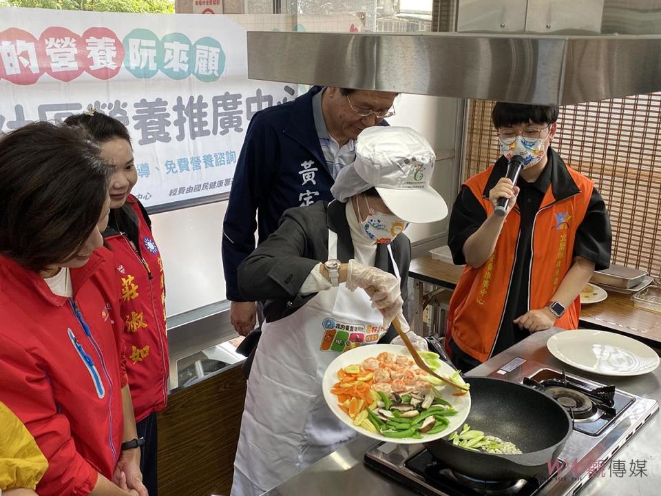 社會處表示，縣府運用公益彩券盈餘自99年起開辦長青食堂，至目前已有130單位辦理，服務長者達6,800多名，藉由社區長者參與，鼓勵長者外出；另運用高齡志工，由初老健康長者服務中老及老老之長者，形成互助團體，落實活躍老化及在地老化的願景。