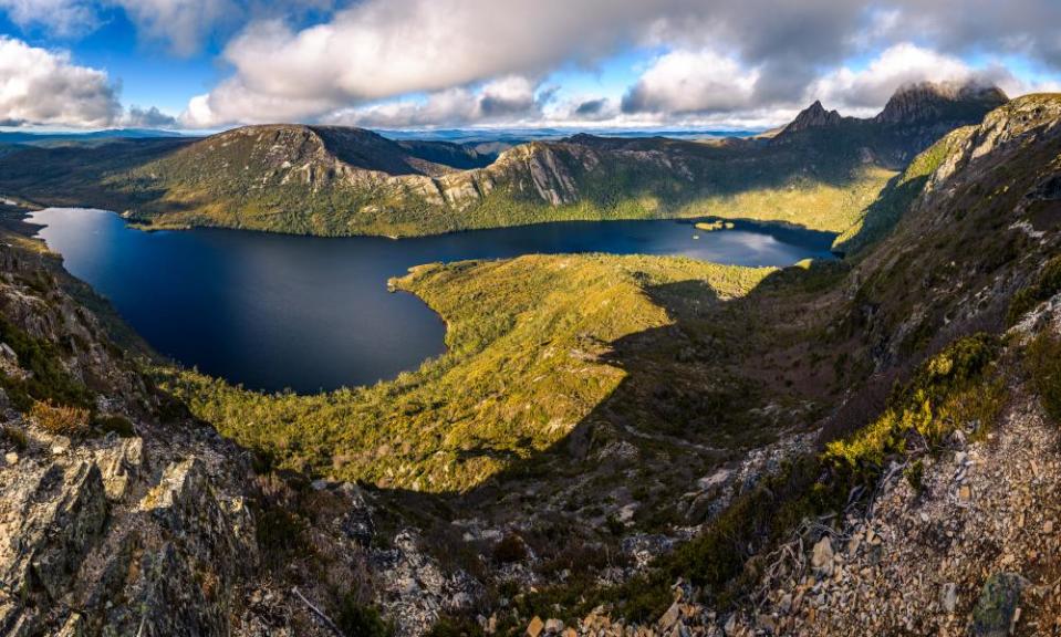 The view from Marions Lookout to Dove Lake and Cradle Mountain.