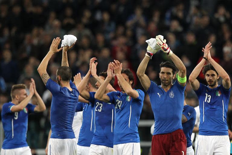 Italy's players wave at the end of the friendly football match Italy vs England on March 31, 2015 in Turin