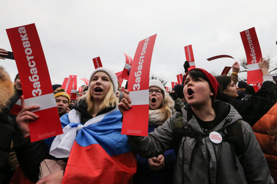 Protesters walk through St. Petersburg in support of Navalny's election boycott, Jan. 28, 2018. (Photo: SOPA Images via Getty Images)