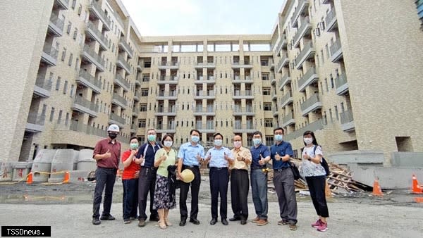 國立虎尾科技大學在校長覺文郁(右五)任內完成新建學生宿舍，特率團隊楊達立副校長(右四)、劉正達副校長(左五)、胡智熊主任秘書(右三)、鄭仁杰學務長(右二)、顏義和總務長(左三)、職涯發展中心楊閔惠主任(左四)、廖尹華副學務長(右一)、生輔組林思妤組長(左二)，視察學生宿舍大樓新建工程，並慰勉團隊最佳獻禮。(記者劉春生攝)