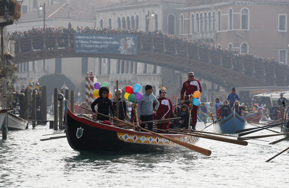 Lo spettacolo ha celebrato l'incontro tra 2 elementi, acqua e aria, con acrobati e giocolieri, mangiatori di fuoco e ballerine. Nel Rio di Cannaregio hanno sfilato una decina di imbarcazioni. Il suono degli archi ha accompagnato lo show. Un giocoliere ha maneggiato il fuoco, seguito dalle evoluzioni di un ballerino dentro una bolla. Poi le note di 'Sound of Silence' hanno accompagnato la coreografia di una danzatrice dentro una sfera trasparente mentre un acrobata, su un braccio meccanico, ha volteggiato sospeso nell'aria. (AP Photo/Antonio Calanni)